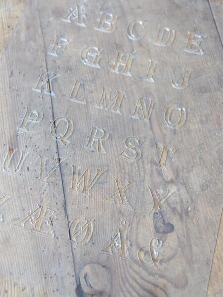 Stencil til maling/patinering. Kan vaskes og genbruges.