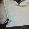 Pudebetræk med broderi - White